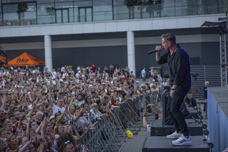 Сергій Жадан, відомий український письменник і поет, лідер гурту «Жадан і собаки», виступає на фестивалі «Атлас» у Києві, Україна, неділя, 21 липня 2024 року